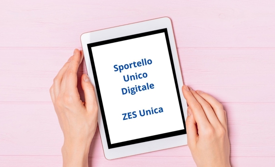 Immagine di due mani che stringono un tablet all'interno del quale compare la scritta Sportello Unico digitale ZES Unica