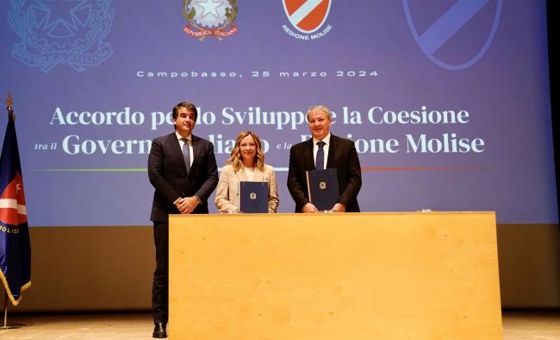 Immagine del Presidente del Consiglio Giorgia Meloni, Ministro Raffaele Fitto e Presidente regione Molise  Francesco Roberti  al momento della firma  dell'Accordo per lo sviluppo e la coesione 